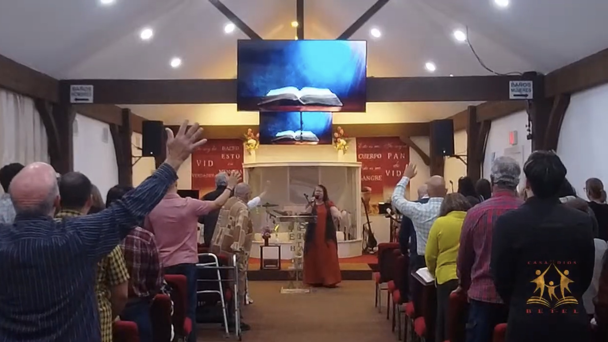 La Iglesia reunida en alabanza